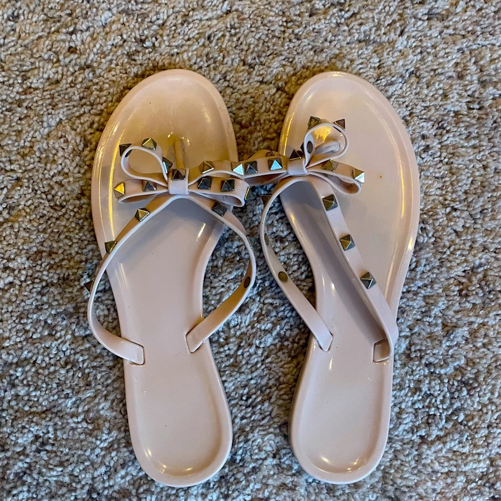 Tan/nude sandals (I’m a size 8.5/9) size on the shoe says “40”